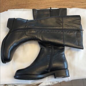 DAVID TATE KNEE HIGH LEATHER BOOTS.  NEW